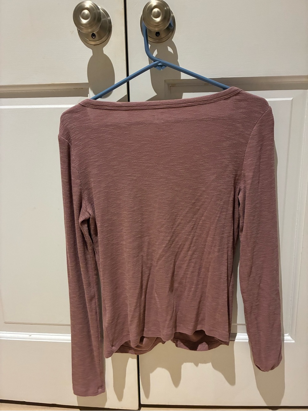 GAP Mauve Ruched Button-Front Long-Sleeve Top - Picture 2 of 2